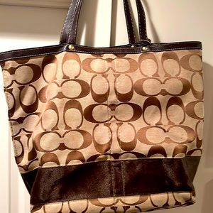 Coach Tote in signature jacquard.